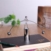 Levantador de Peso em Equilíbrio - Item de Decoração- Equilíbrio E Centro De Massa