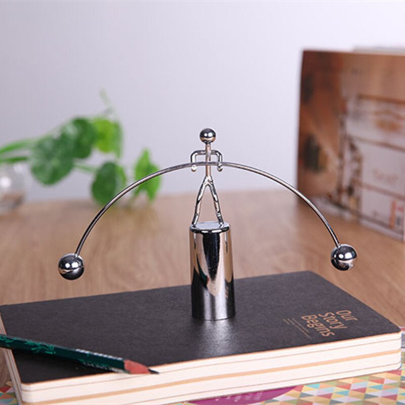 Levantador de Peso em Equilíbrio - Item de Decoração- Equilíbrio E Centro De Massa