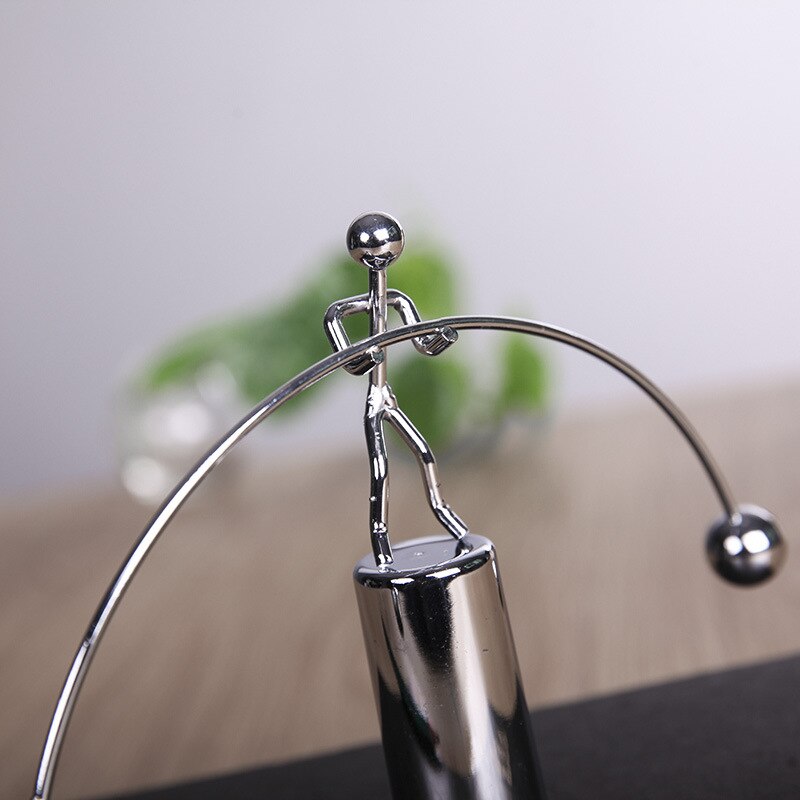 Levantador de Peso em Equilíbrio - Item de Decoração- Equilíbrio E Centro De Massa