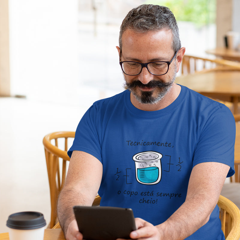 Camiseta - O Copo está Meio Cheio ou Meio Vazio?