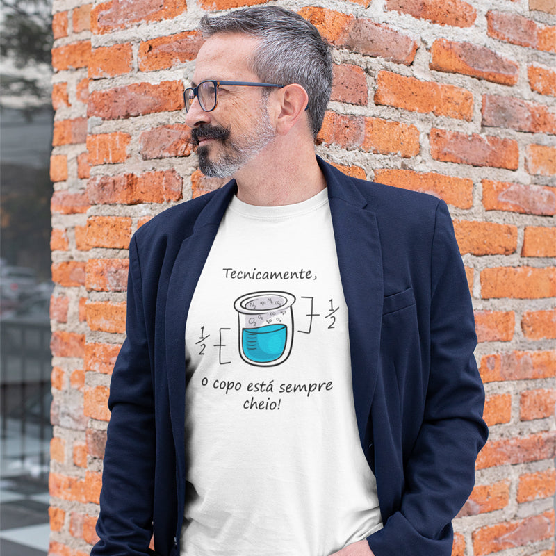Camiseta - O Copo está Meio Cheio ou Meio Vazio?
