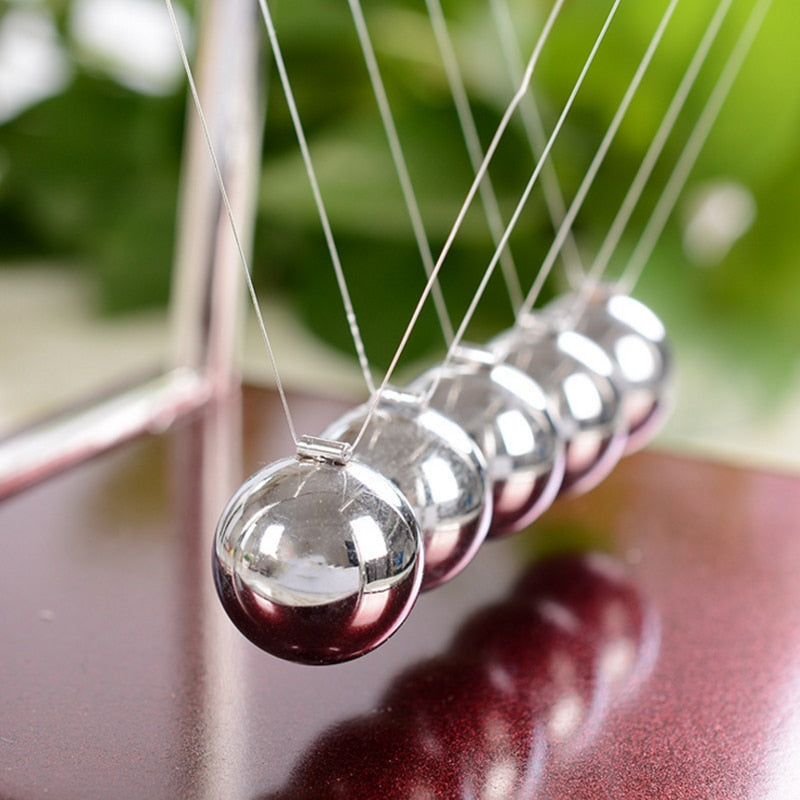 Mini-Pêndulo de Newton (Newton's Cradle) - Conservação da energia e quantidade de movimento