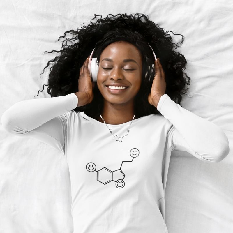 molecula-de-serotonina-mulher-camisa-mangalonga-branca-colar-loja-da-ciencia